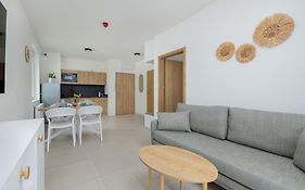 Jasny Apartament z Jedną Sypialnią w Dąbkach Tuż przy Plaży z Parkingiem by Noclegi Renters